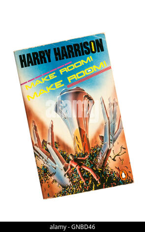 Ein Pinguin Taschenbuchausgabe von Platz! Machen Sie Platz! von Harry Harrison.  Zuerst veröffentlicht im Jahr 1966. Stockfoto