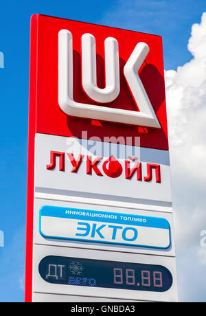 Zeichen, führen den Preis für den Kraftstoff an der Tankstelle Lukoil angegeben. Lukoil ist eine der größten russischen Ölfirmen Stockfoto