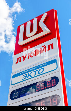 Zeichen, führen den Preis für den Kraftstoff an der Tankstelle Lukoil angegeben. Lukoil ist eine der größten russischen Ölfirmen Stockfoto