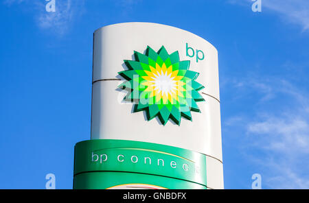 BP - British Petroleum Tankstelle Logo gegen blauen Himmel. British Petroleum ist ein britisches multinationalen Öl- und Gas-Unternehmen Stockfoto