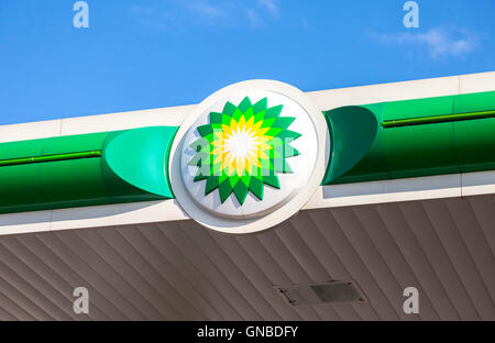 BP - British Petroleum Tankstelle Logo gegen blauen Himmel. British Petroleum ist ein britisches multinationalen Öl- und Gas-Unternehmen Stockfoto