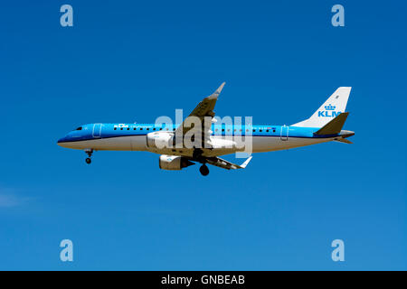 KLM Cityhopper Embraer ERJ-190 nähert sich Flughafen Birmingham, UK (PH-EZM) Stockfoto