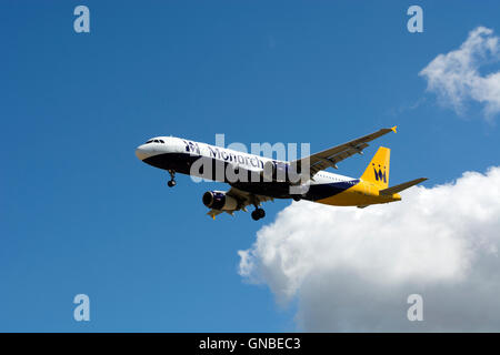 Monarch Airlines Airbus A321 nähert sich Flughafen Birmingham, UK (G-OZBN) Stockfoto