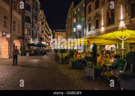 Der österreichischen Stadt Innsbruck bei Nacht Stockfoto