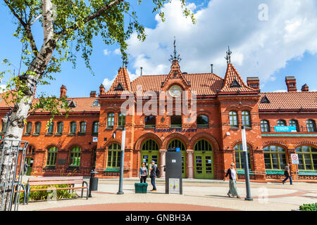 MALBORK, Polen - 29. Juli 2015: Fassade Blick auf Bahnhofsgebäude (Dworzec Kolejowy) in Stadt Malbork, Polen Stockfoto