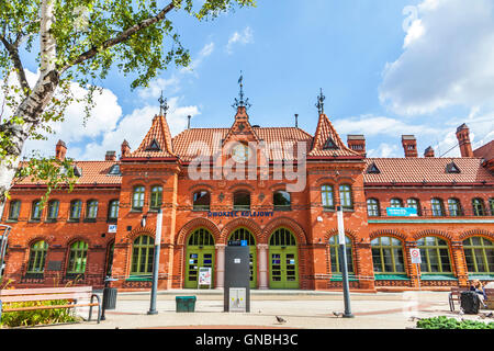 MALBORK, Polen - 29. Juli 2015: Fassade Blick auf Bahnhofsgebäude (Dworzec Kolejowy) in Stadt Malbork, Polen Stockfoto