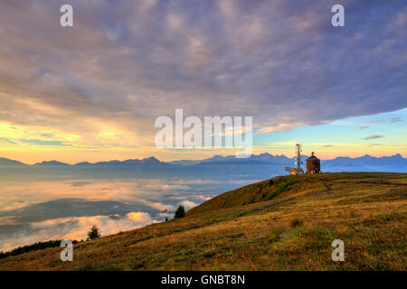 Kommunikationsstation und erstaunlich früh in Gerlitzen Apls in Austria.View von den Bergen in Slovenia.HDR Bild Stockfoto