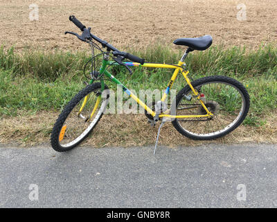 Es ist ein Foto von einem Fahrrad auf der Straße in die Landschaft der Normandie in Frankreich Stockfoto