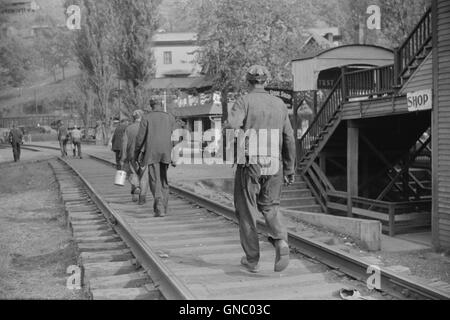 Bergleute auf Heimweg von der Arbeit, Omar, West Virginia, USA, Marion Post Wolcott für Farm Security Administration, September 1938 Stockfoto