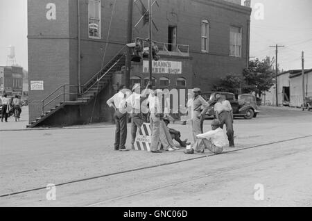 Gruppe von Männern hängen in der Nähe von Bahngleisen im Zentrum der Stadt, Fitzgerald, Georgia, USA, Marion Post Wolcott für Farm Security Administration, März 1939 Stockfoto