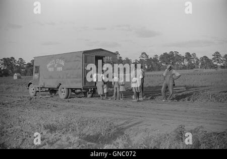 Rollende Shop Verkauf von waren in ländlichen Gemeinde, in der Nähe von Montezuma, Georgia, USA, Marion Post Wolcott für Farm Security Administration, Mai 1939 Stockfoto