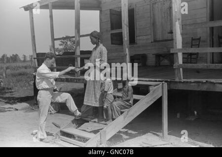 Öffentliche Gesundheit Arzt geben Mieter Familienmedizin für Malaria, in der Nähe von Columbia, South Carolina, USA, Marion Post Wolcott für Farm Security Administration, Juni 1939 Stockfoto