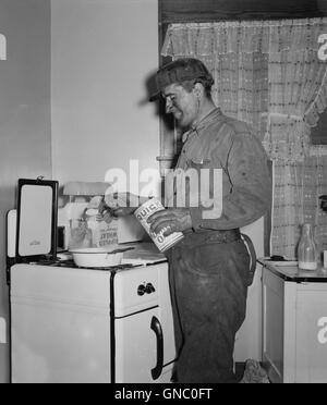 Bergarbeiter, die Zubereitung von Frühstück zu Hause nach der Rückkehr aus Nachtschicht arbeiten, Westover, West Virginia, USA, Marion Post Wolcott für Farm Security Administration, September 1938 Stockfoto