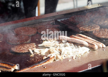 Hamburger und Hot Dog Stand verkaufen heiße Fastfood auf einem freien Markt Stockfoto