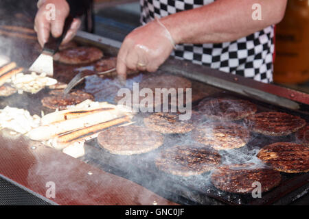 Hamburger und Hot Dog Stand verkaufen heiße Fastfood auf einem freien Markt Stockfoto