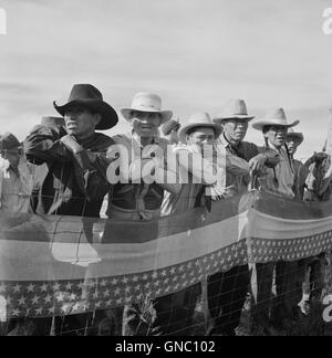 Native Americans beobachten Crow Fair, Crow Agency, Montana, USA, Marion Post Wolcott für Farm Security Administration, Juli 1941 Stockfoto