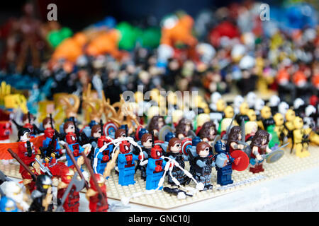 Reihen von Lego-Figuren für den Verkauf auf einen Stand auf einer Messe Sammler Stockfoto