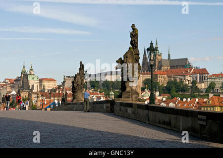 Religiöse Statuen auf der Karlsbrücke in Richtung Burg Bezirk von Prag in der Tschechischen Republik Stockfoto