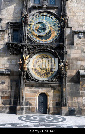 Die Prager alten Stadt Orloj, auch bekannt als die Orloj installiert wurde, auf dem Turm des alten Rathauses im Jahre 1410 in der Stockfoto