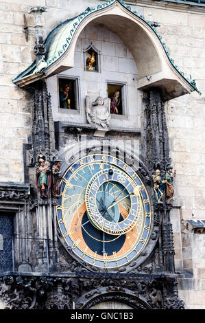 Zwei Figuren erscheinen zu jeder vollen Stunde an der Prager alten Stadt Orloj, auch bekannt als die Orloj am Turm des installiert wurde Stockfoto