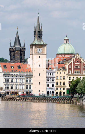 Skyline von Prag an der Moldau in Prag, Tschechien. Die Türme sind der Altstädter Brückenturm, alten Wasserturm der Stadt ein Stockfoto