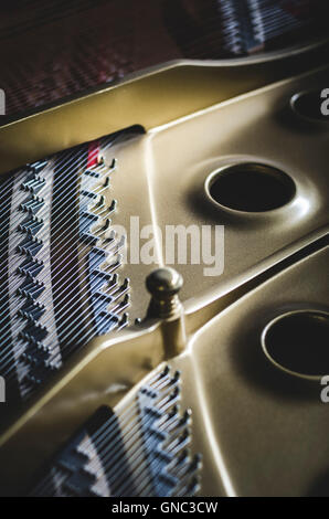 Detail der Gussplatte Grand Piano und Streicher Stockfoto