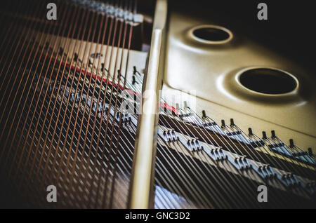 Detail der Gussplatte Grand Piano und Streicher Stockfoto