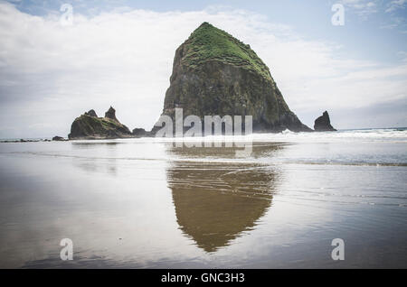 Felsformationen, Canon Beach, Oregon, USA Stockfoto