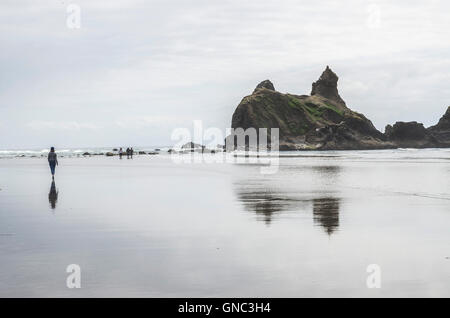 Junge Frau zu Fuß entlang Canon Beach, Oregon, USA Stockfoto