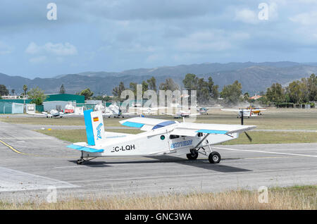 Kleinflugzeug ist Pilatus PC-6/B2-H4 Turbo Porter, mit Fallschirmspringern innen, bereit zum Abheben von Castellón De La Plana-Flugplatz Stockfoto