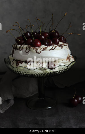 Kirsche Pavlova Baiser Kuchen mit dunkler Schokoladensoße und Sahne mascarpone Stockfoto