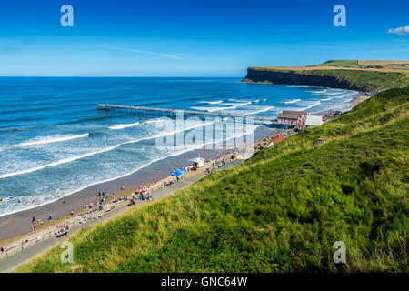 Massen von Menschen genießen Saltburn Pier und Strand an einem sonnigen Feiertag Stockfoto