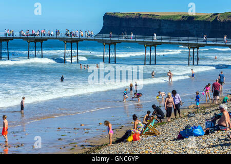 Massen von Menschen genießen Saltburn Pier und Strand an einem sonnigen Feiertag Stockfoto