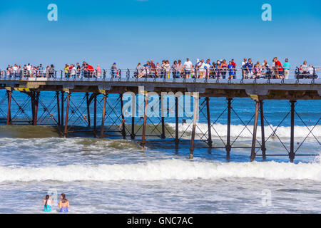 Massen von Menschen genießen Saltburn Pier an einem sonnigen Feiertag Stockfoto