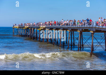 Massen von Menschen genießen Saltburn Pier an einem sonnigen Feiertag Stockfoto