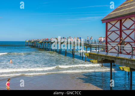 Massen von Menschen genießen Saltburn Pier an einem sonnigen Feiertag Stockfoto