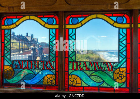 Glasfenster von Saltburn Zahnradbahn Tramway, mit Blick auf die Stadt darüber hinaus Stockfoto