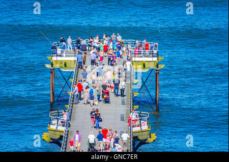 Massen von Menschen genießen Saltburn Pier an einem sonnigen Feiertag Stockfoto