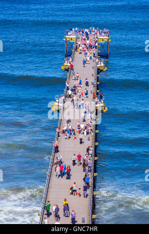 Massen von Menschen genießen Saltburn Pier an einem sonnigen Feiertag Stockfoto