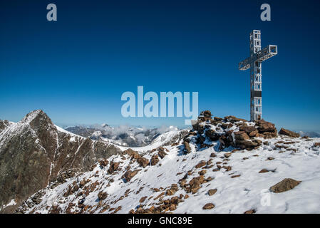 Die Stubaier Alpen. Gipfelkreuz auf dem Sonklar Spitze 3471m Berg Stockfoto