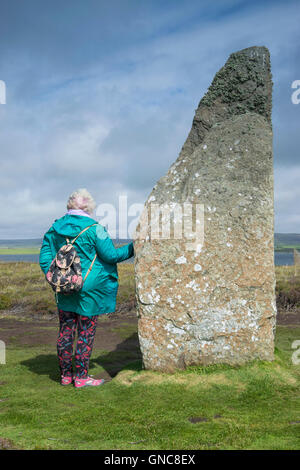 Touristischen stehend von Ring of Brodgar neolithischen Henge und Stein Kreis in der Nähe von Stromness auf den Orkney Islands, Schottland. Stockfoto