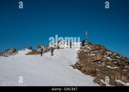 Die Stubaier Alpen. Junge Menschen lernen, Alpinklettern am Sonklar Spitze 3471m Berg Stockfoto