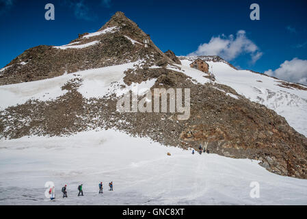 Die Stubaier Alpen. Bergsteiger nähern Mueller Hütte-Berghütte Stockfoto