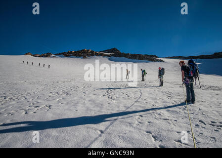 Die Stubaier Alpen. Junge Menschen lernen, Alpinklettern Stockfoto