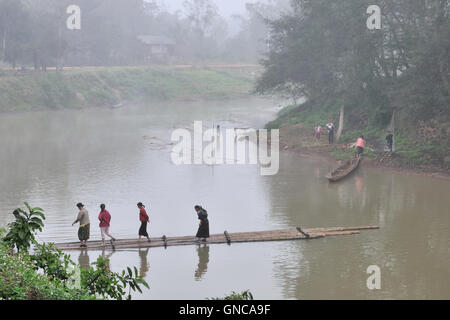 Luang Nam Tha, Menschen, die Überquerung des Flusses in der Morgendämmerung Stockfoto