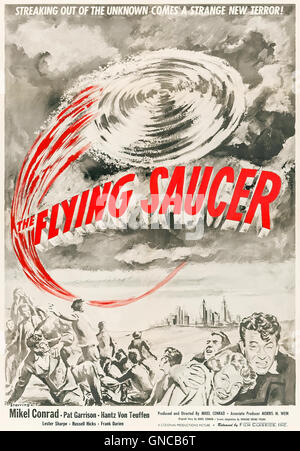 Die fliegende Untertasse (1950) unter der Regie von Mikel Conrad mit Mikel Conrad, Pat Garrison und Hantz von Teuffen. UFOs in Alaska! Siehe Beschreibung für mehr Informationen. Stockfoto