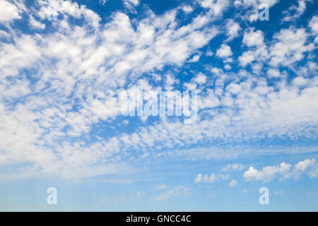 Natürlicher blauer Himmel mit weißen Altocumulus Wolken, Foto Hintergrundtextur Stockfoto