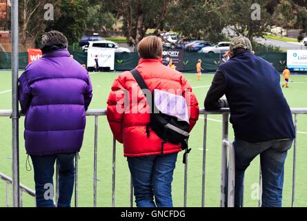 Übergeordneten Zuschauern ein junior fangen Sie Hockey-Spiel in Melbourne, Australien. Stockfoto