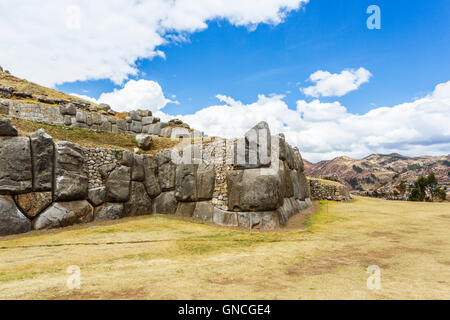 Riesige ineinandergreifende Steinen in den Mauern von Sacsayhuaman, historische Hauptstadt des Inka-Reiches, in der Nähe von Cuzco, Peru Stockfoto