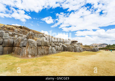 Riesige ineinandergreifende Steinen in den Mauern von Sacsayhuaman, historische Hauptstadt des Inka-Reiches, in der Nähe von Cuzco, Peru Stockfoto